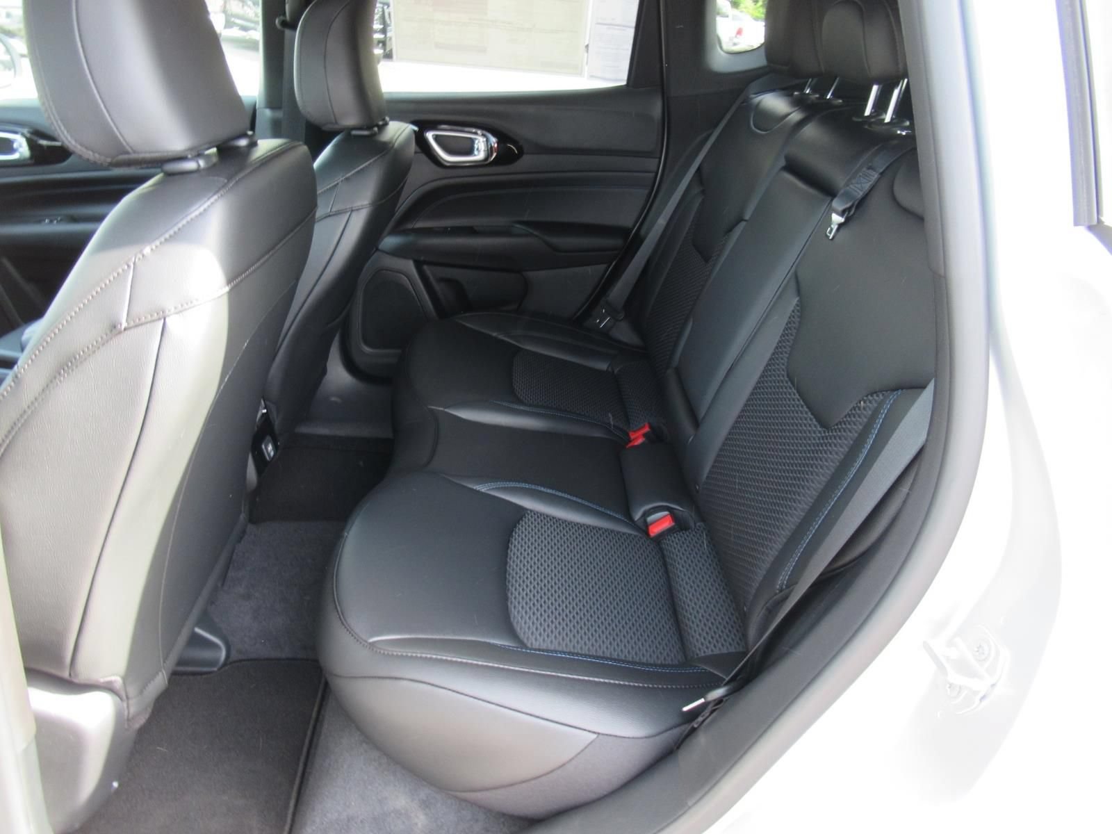 New 2026 Jeep Compass Latitude AWD/4WD image 32