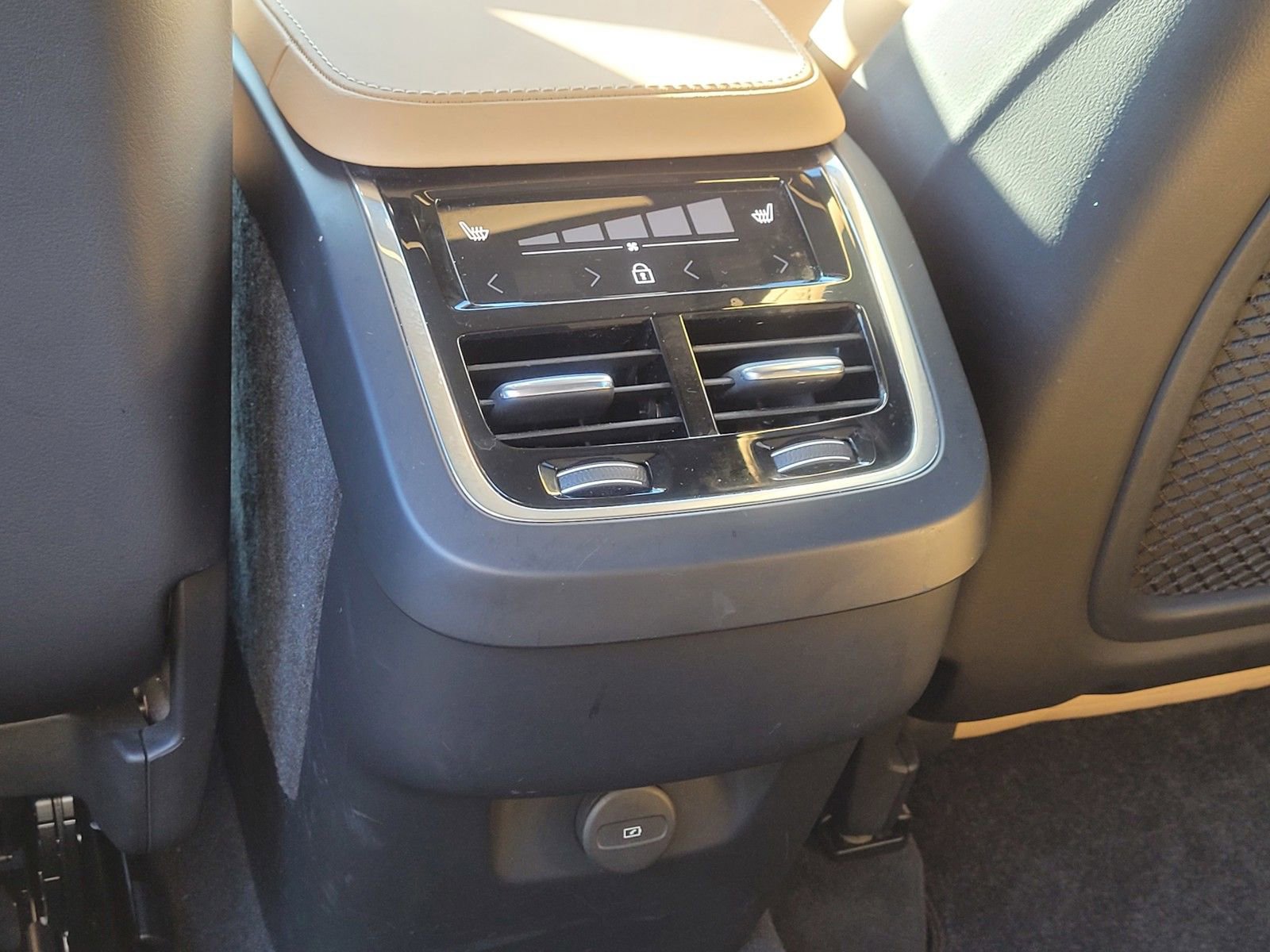 Certified 2023 Volvo XC90 B6 Ultimate w/ Lounge Package image 11