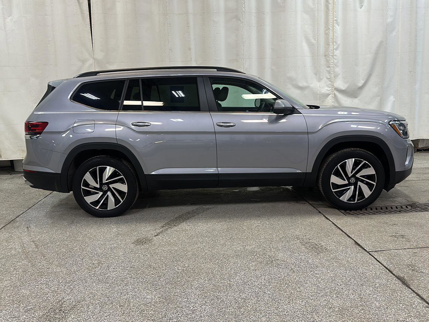 Used 2025 Volkswagen Atlas SE image 6