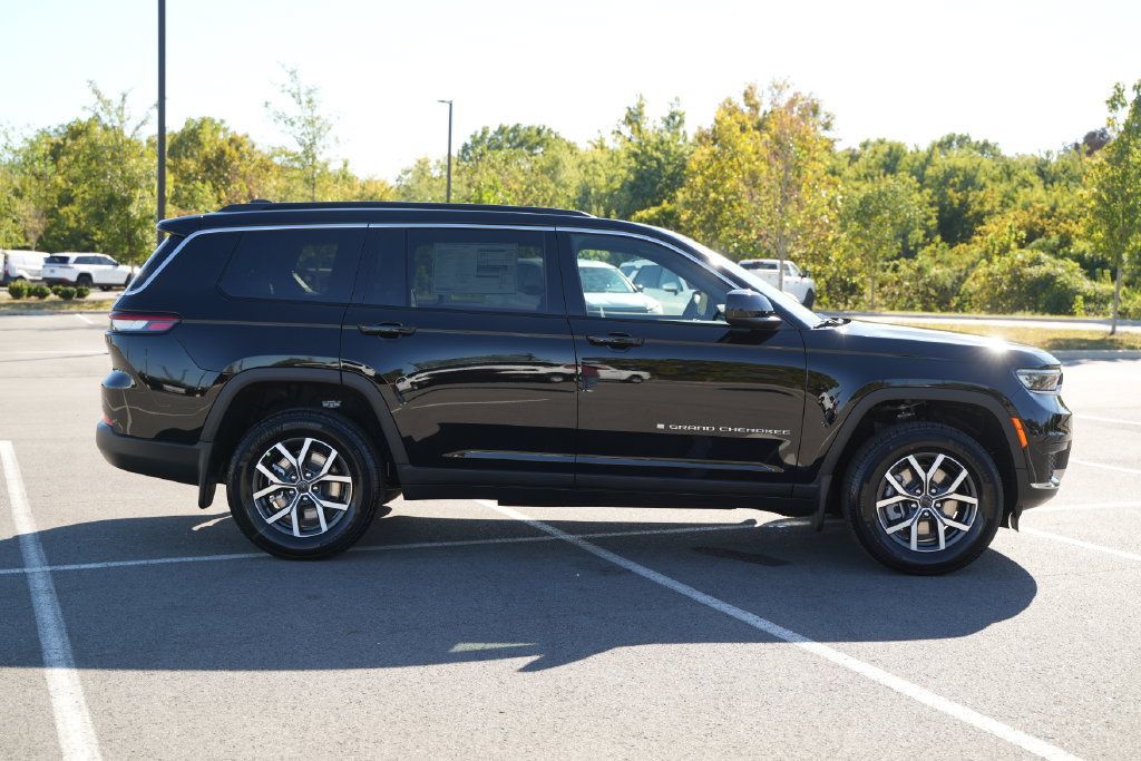 New 2027 Jeep Grand Cherokee L Laredo w/ MOPAR Finishing Package AWD/4WD image 8