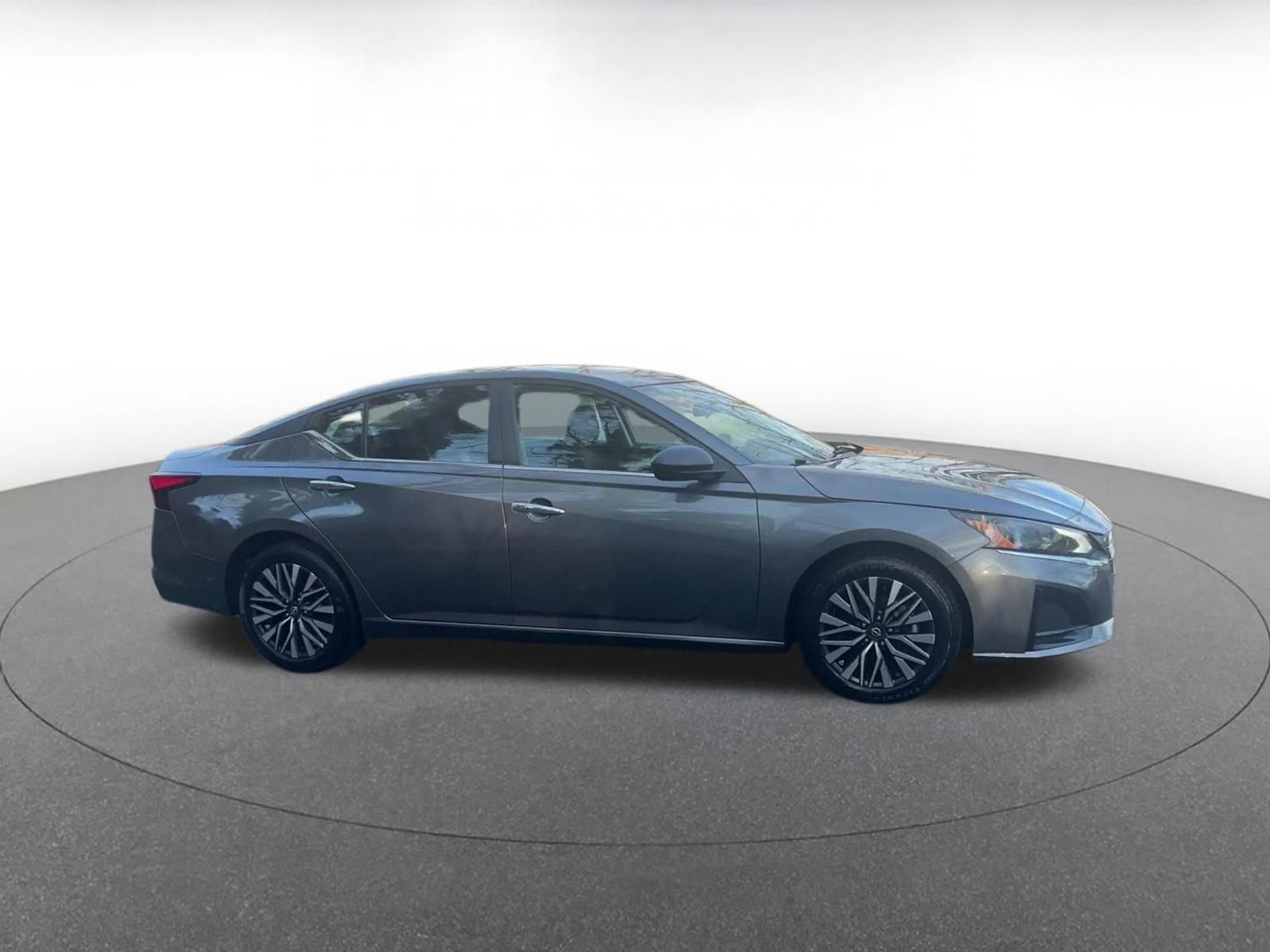 Used 2025 Nissan Altima 2.5 SV image 2