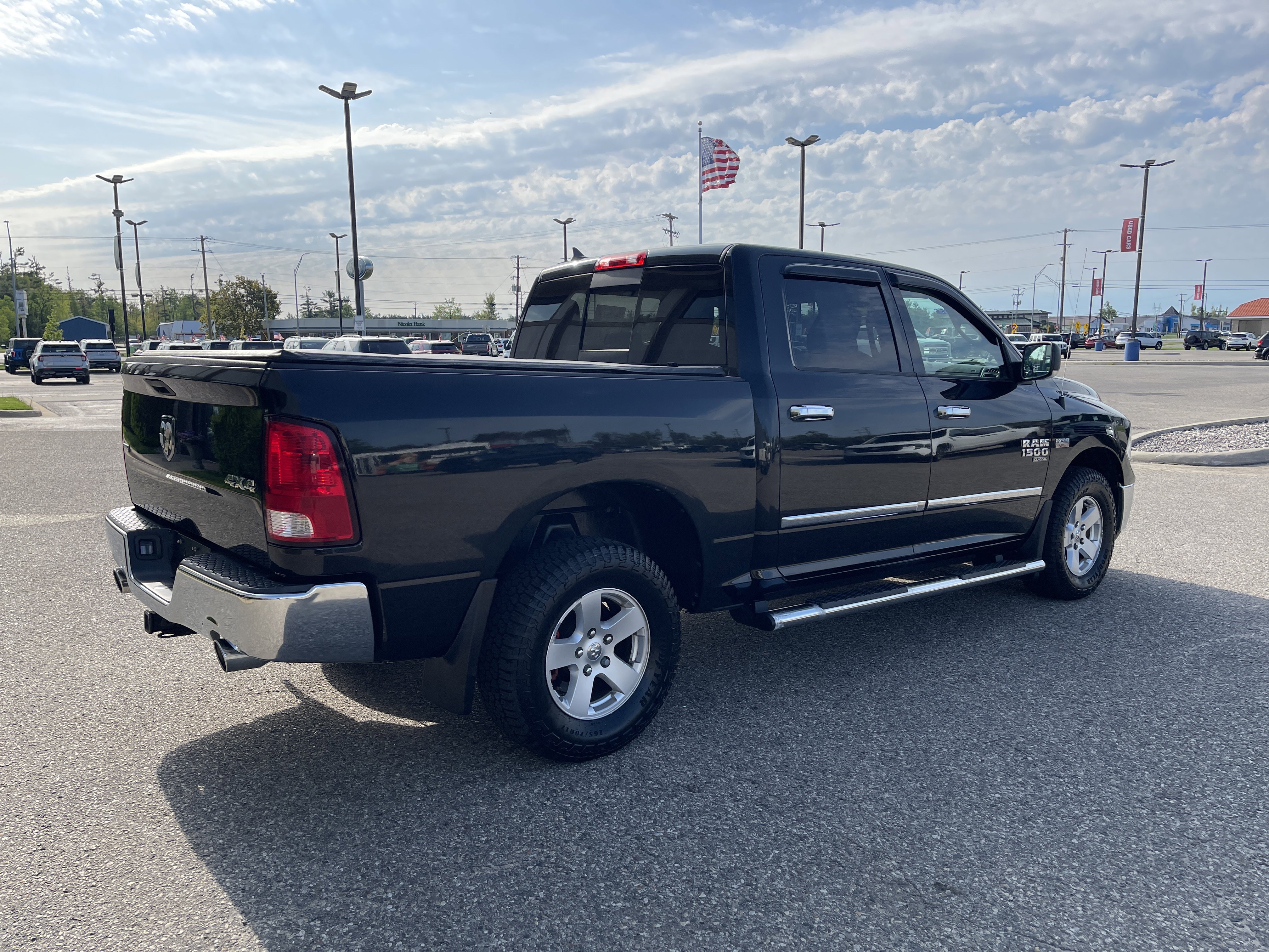 Used 2019 RAM 1500 Classic SLT w/ SLT Plus D←cor Group AWD/4WD image 3