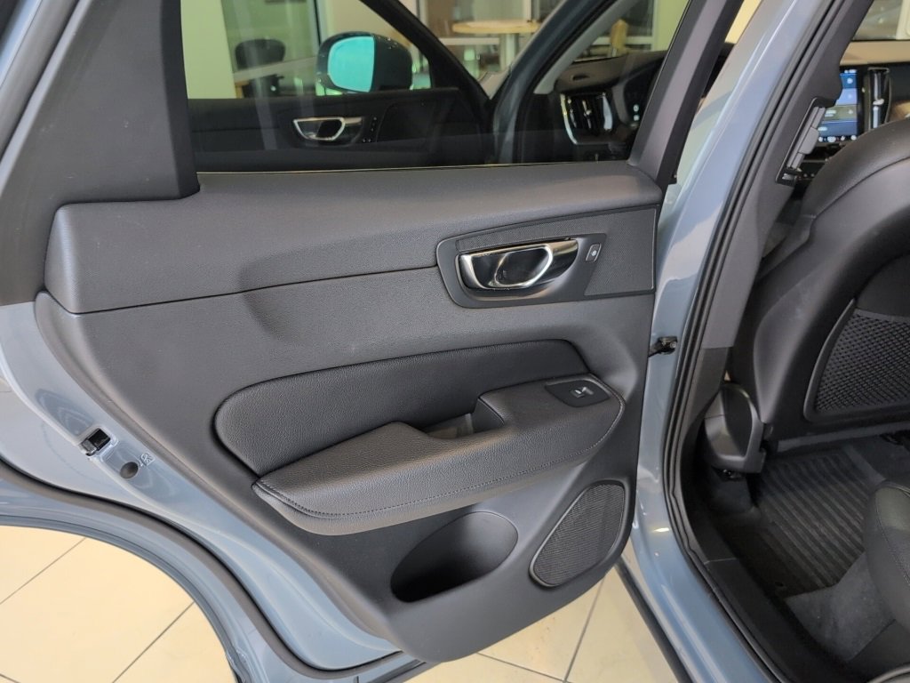 Used 2022 Volvo XC60 B5 Momentum w/ Advanced Package image 30