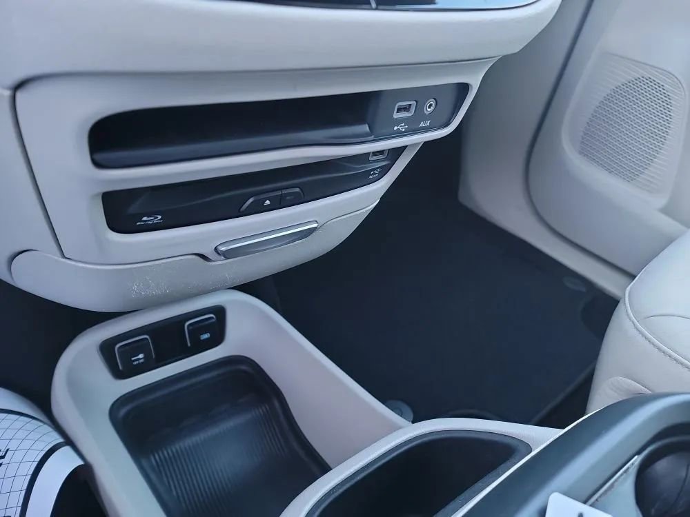 Used 2017 Chrysler Pacifica Touring-L Plus image 17