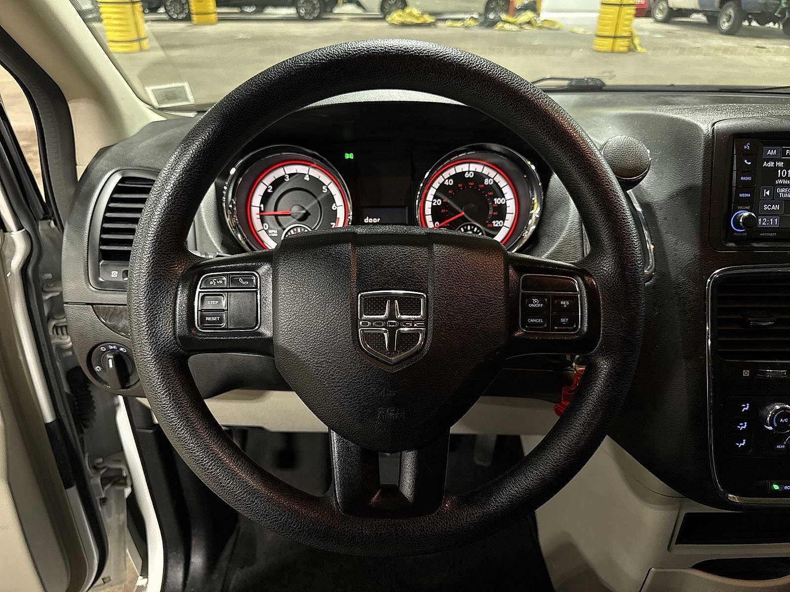 Used 2019 Dodge Grand Caravan SE w/ UConnect Hands-Free Group image 18