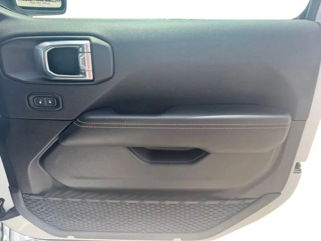Used 2024 Jeep Wrangler Unlimited Sahara AWD/4WD image 15