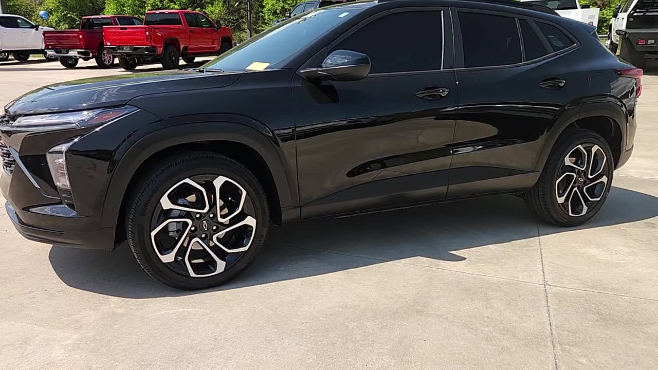 Used 2025 Chevrolet Trax RS w/ Sunroof Package FWD image 3