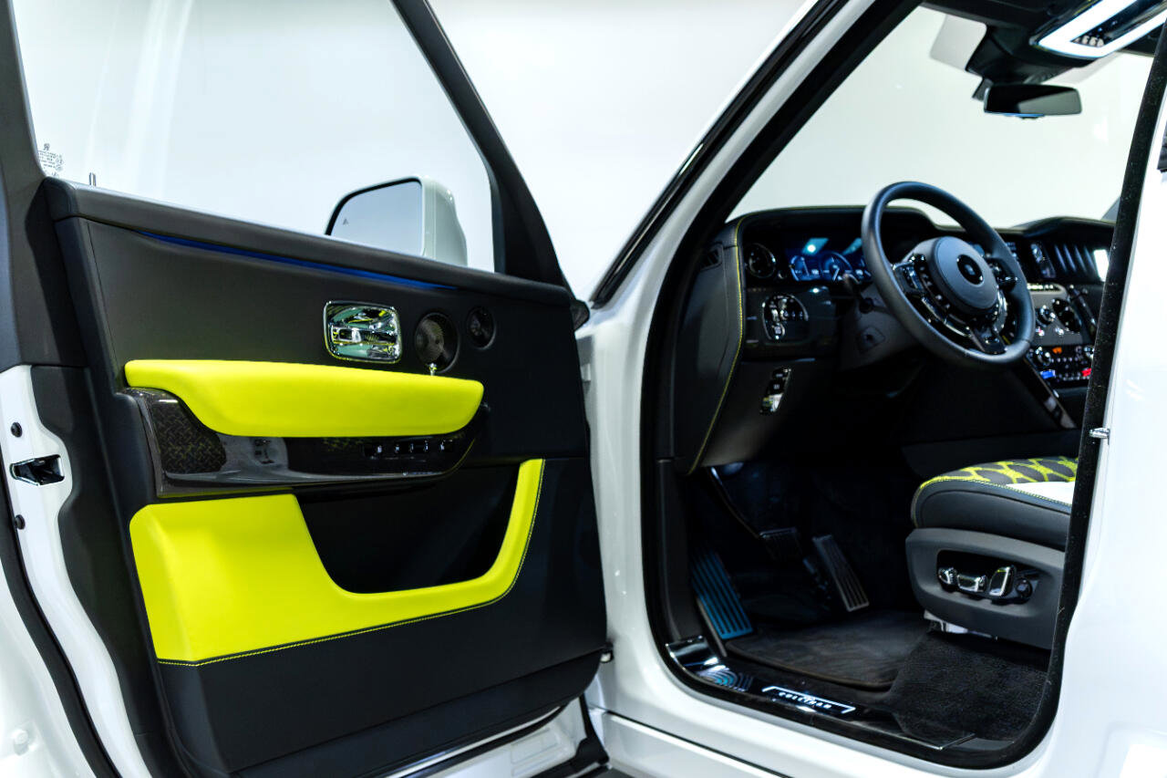 Used 2025 Rolls-Royce Cullinan Black Badge image 21