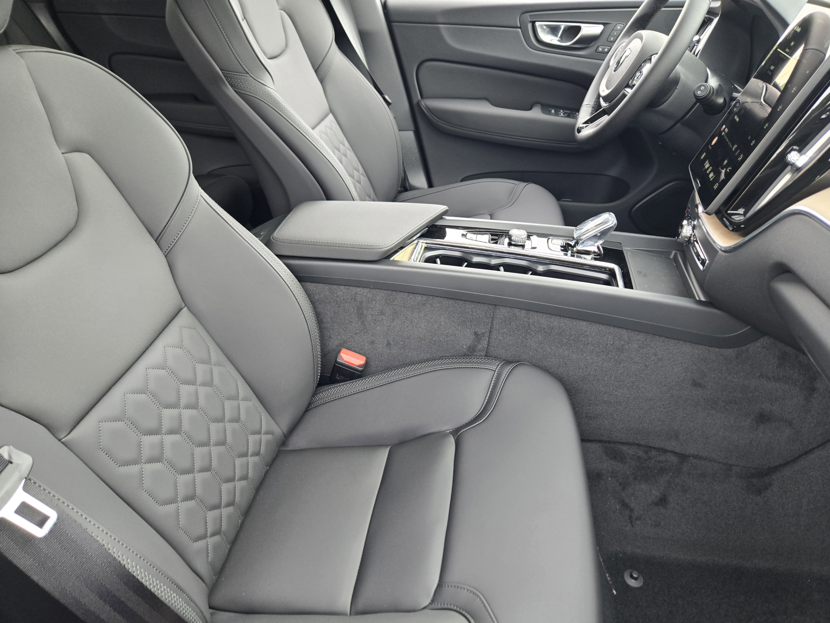 New 2026 Volvo XC60 B5 Plus w/ Protection Package Premier AWD/4WD image 11