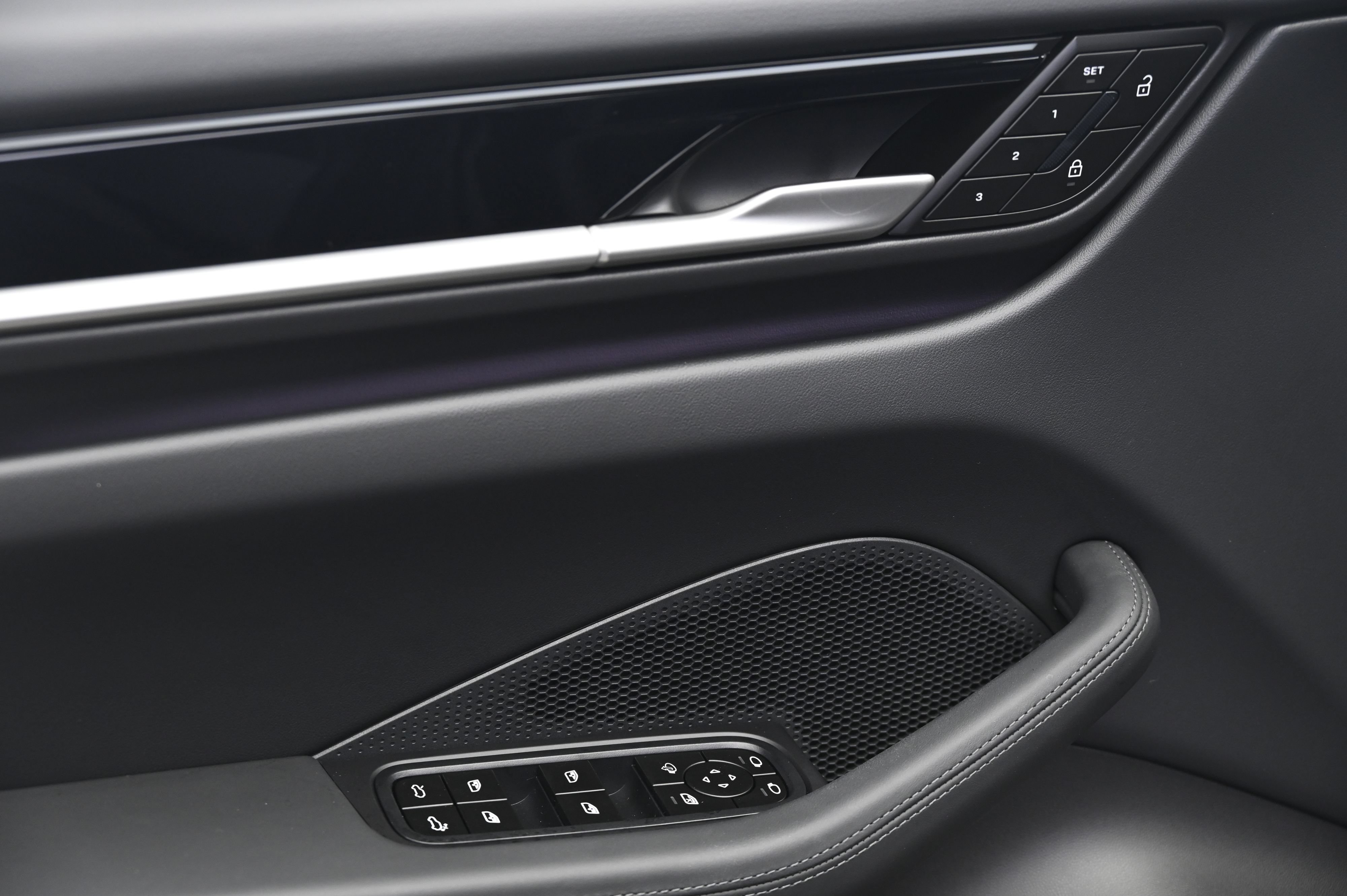 Certified 2025 Porsche Macan 4 Electric AWD/4WD image 28