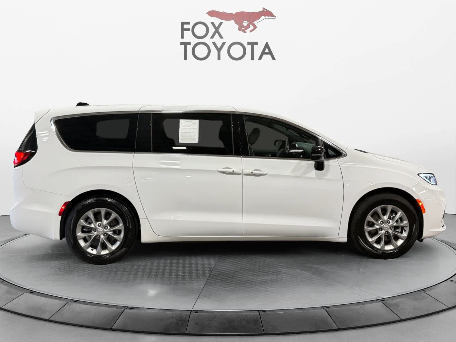 Used 2026 Chrysler Pacifica Limited FWD image 7