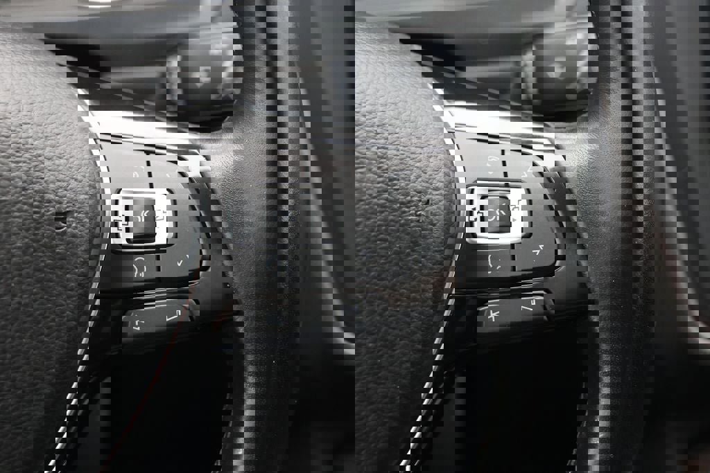 Used 2018 Volkswagen Tiguan SEL image 21