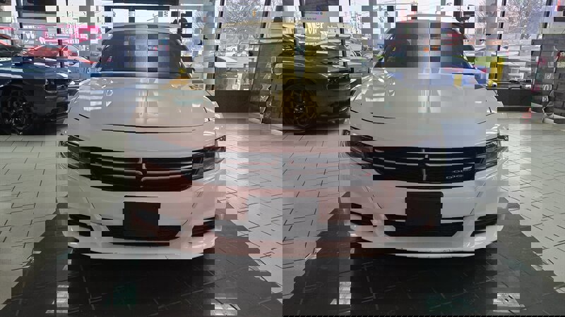 Used 2016 Dodge Charger SE w/ Sport Appearance Group image 3