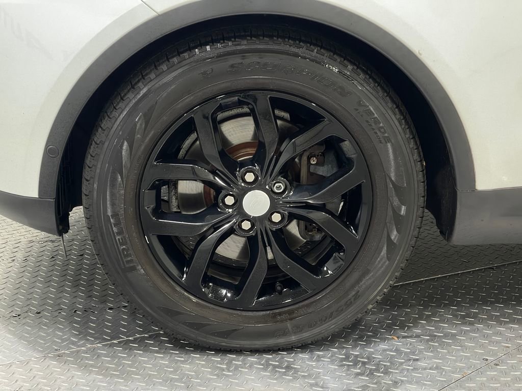 Used 2017 Land Rover Discovery SE image 37