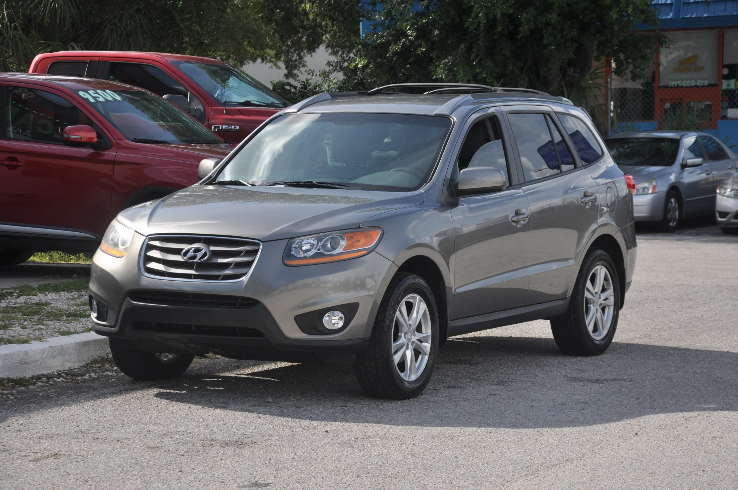 Used 2011 Hyundai Santa Fe SE FWD image 2