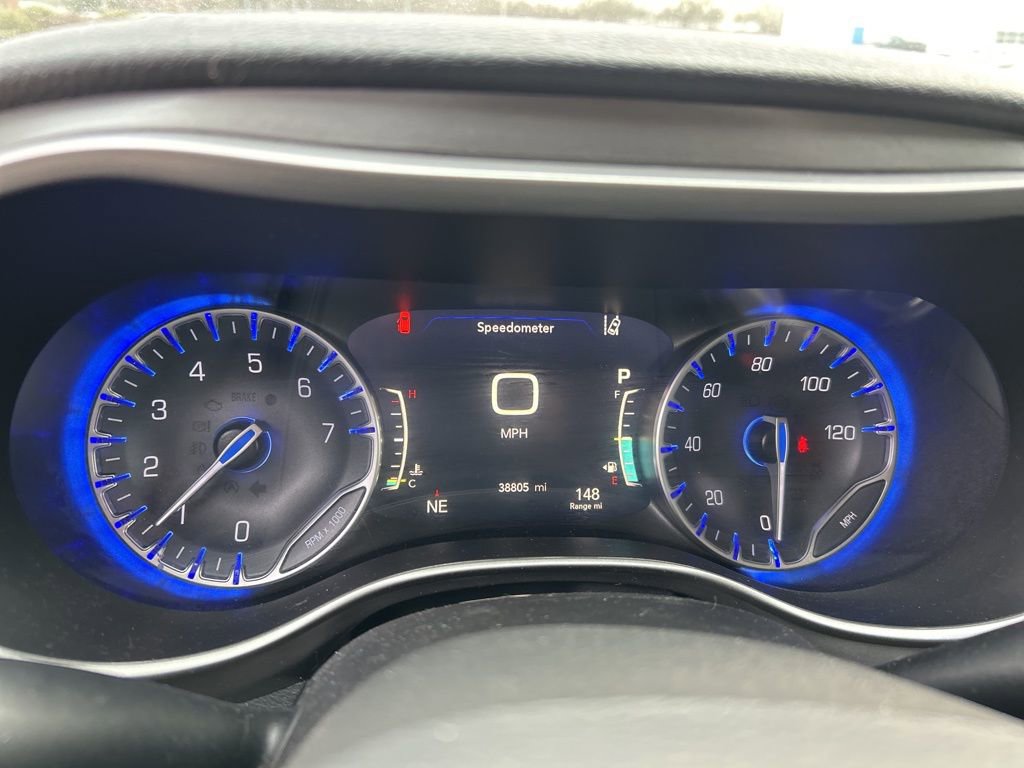 Used 2023 Chrysler Pacifica Touring-L image 7