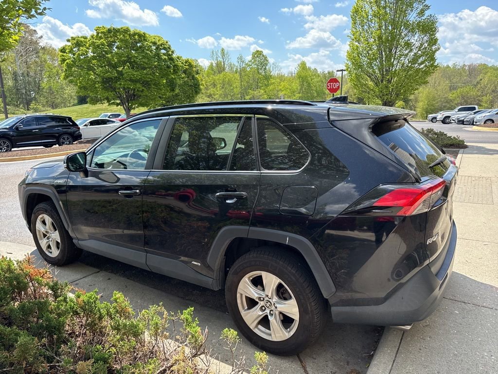 Used 2021 Toyota RAV4 XLE w/ Convenience Package image 3