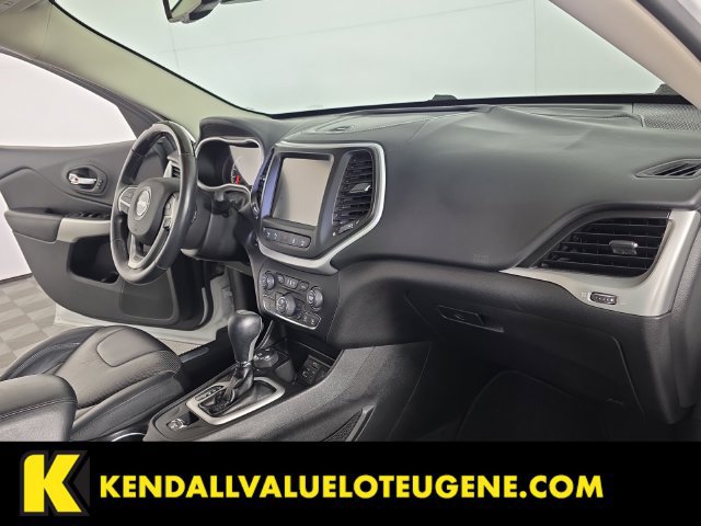 Used 2017 Jeep Cherokee Overland w/ Technology Group AWD/4WD image 30