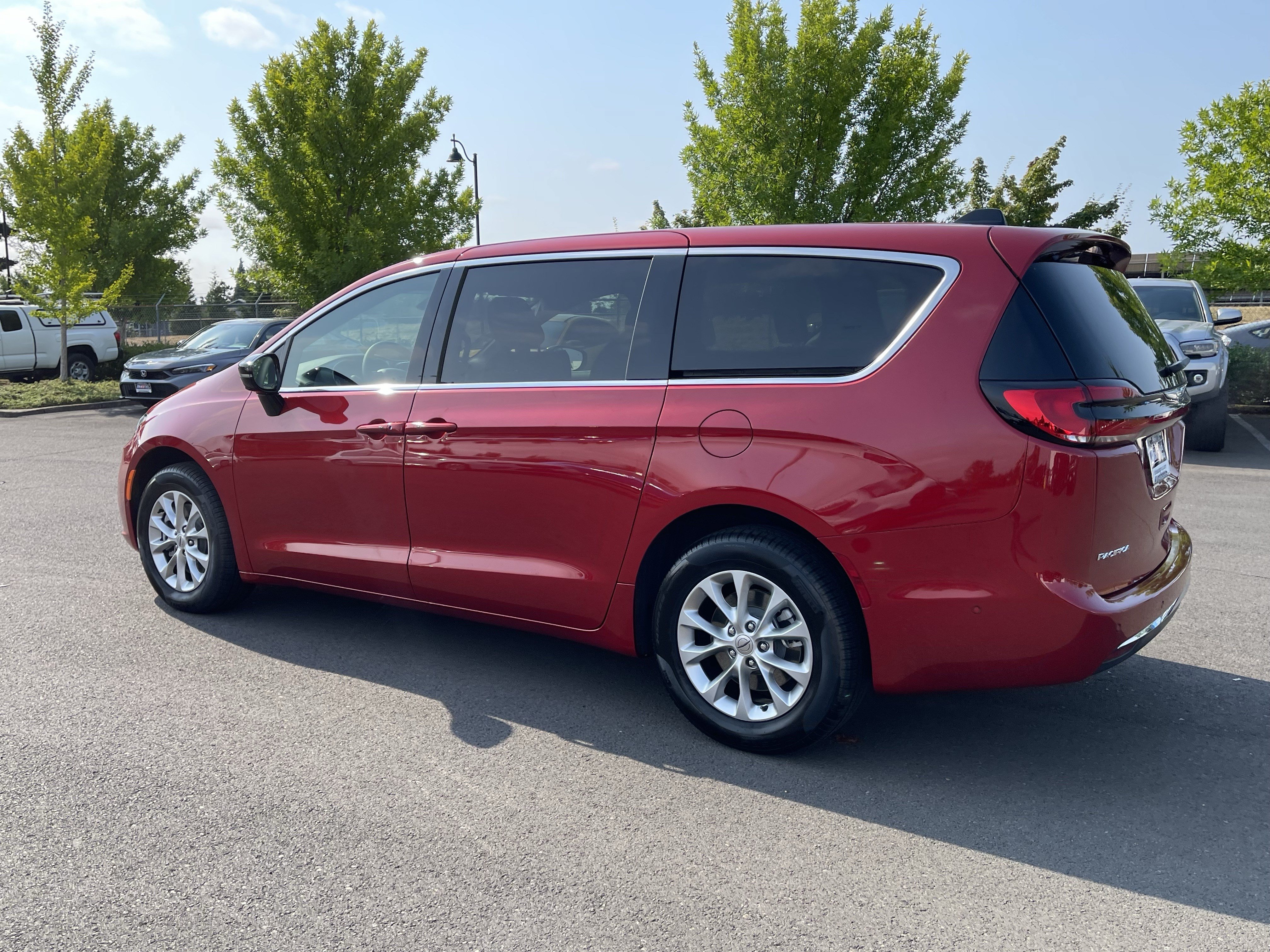 Used 2025 Chrysler Pacifica Select AWD/4WD image 3