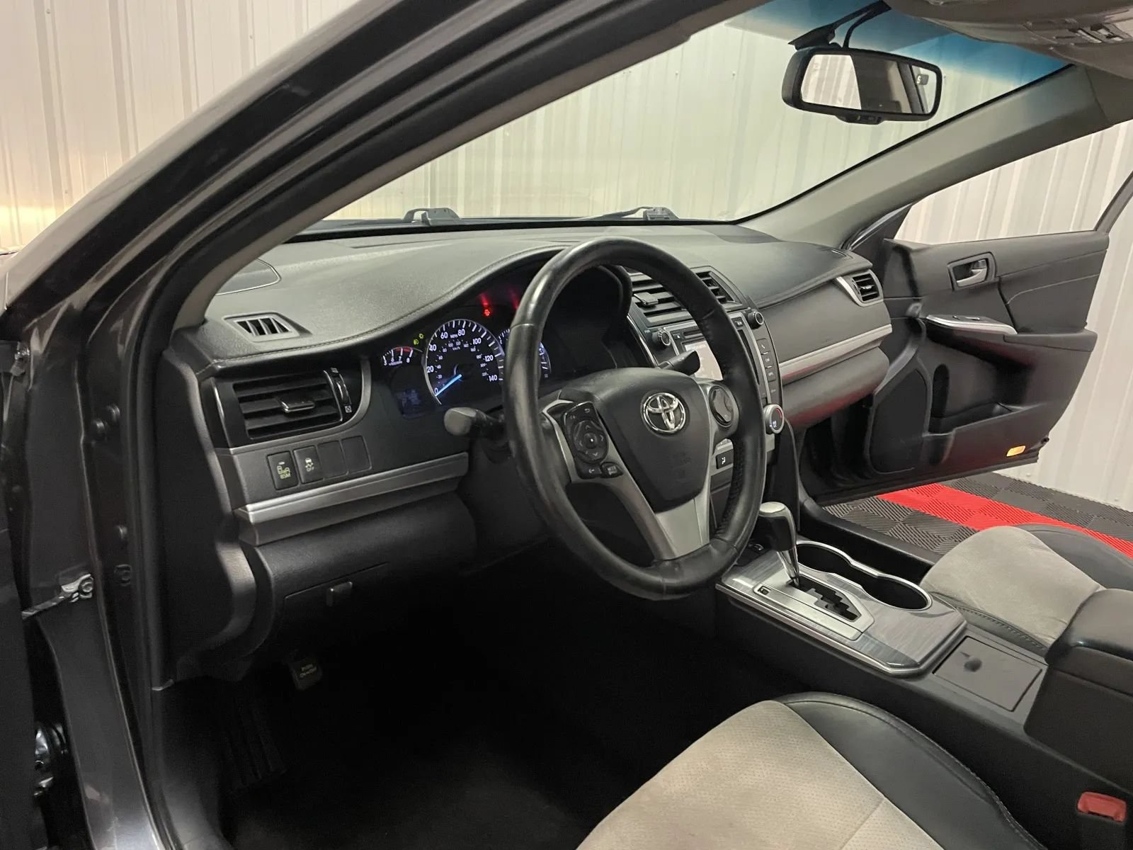 Used 2013 Toyota Camry SE w/ Leather Pkg FWD image 36