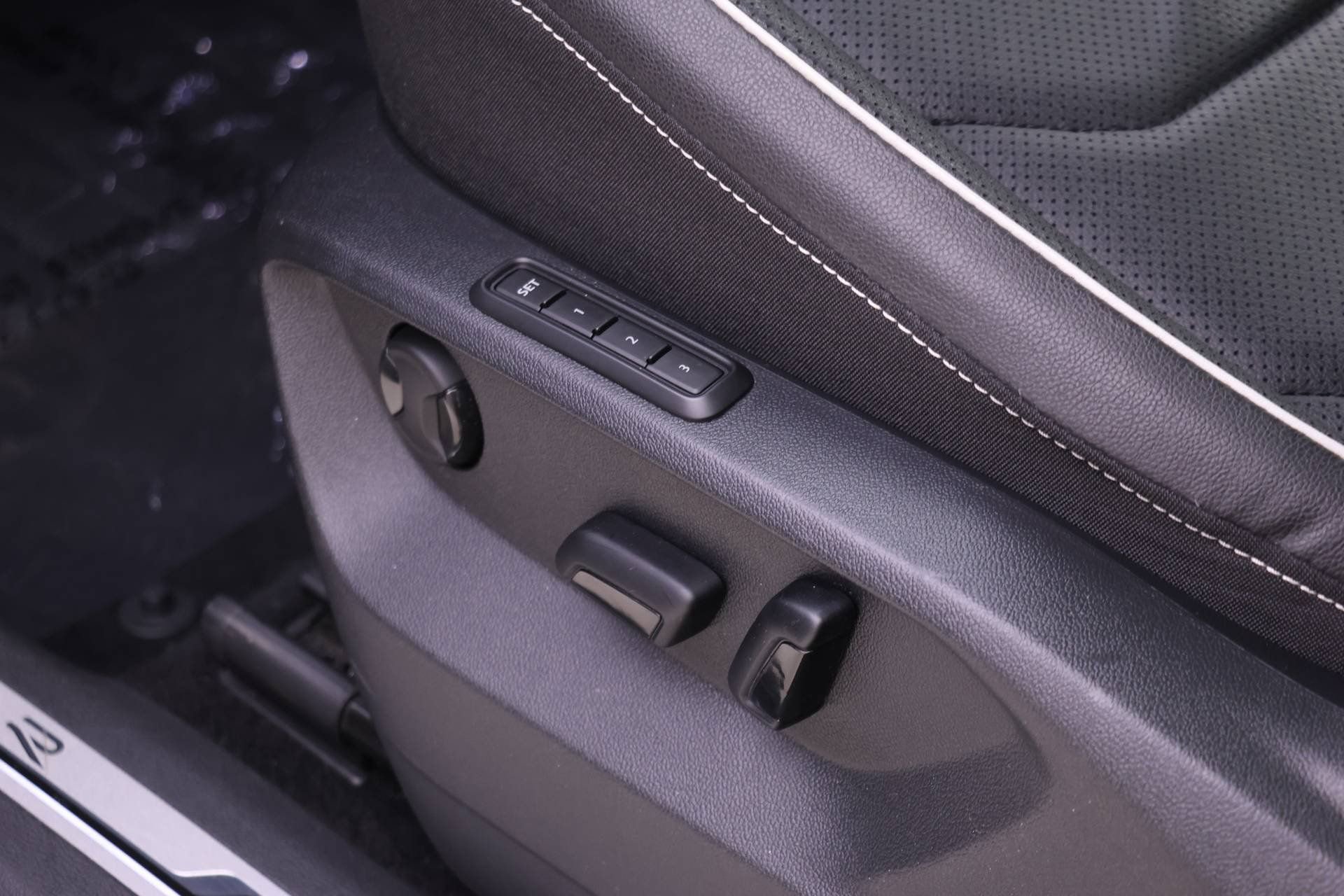 Used 2022 Volkswagen Tiguan SEL R-Line image 14