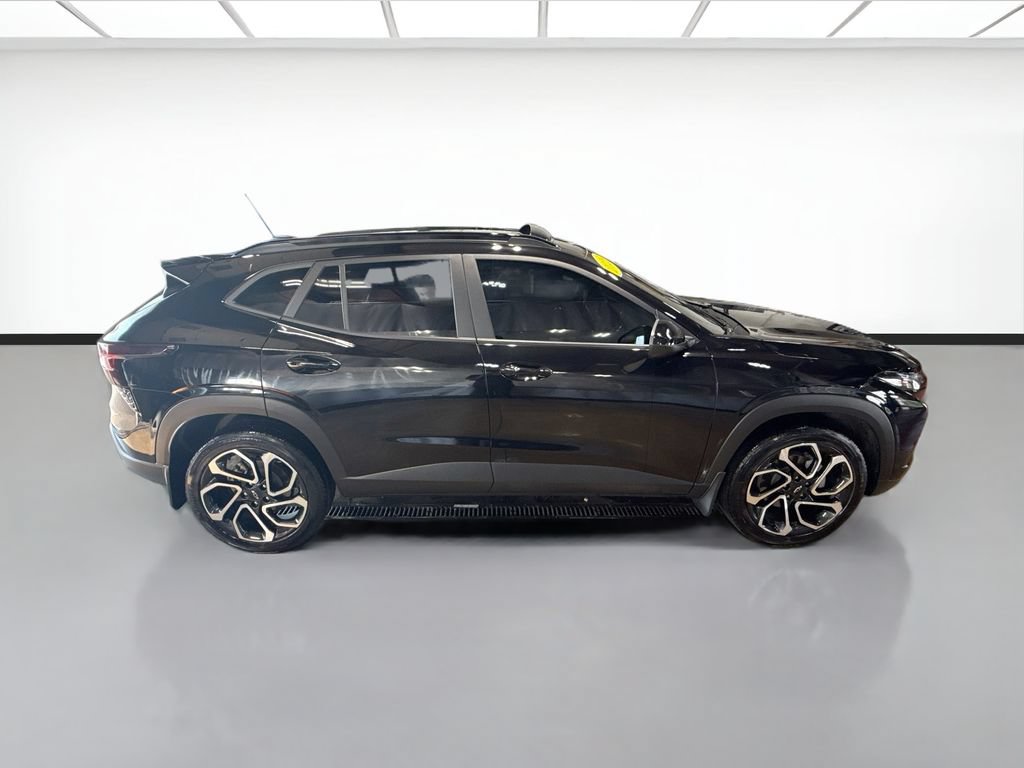 Used 2025 Chevrolet Trax RS w/ Sunroof Package FWD image 4