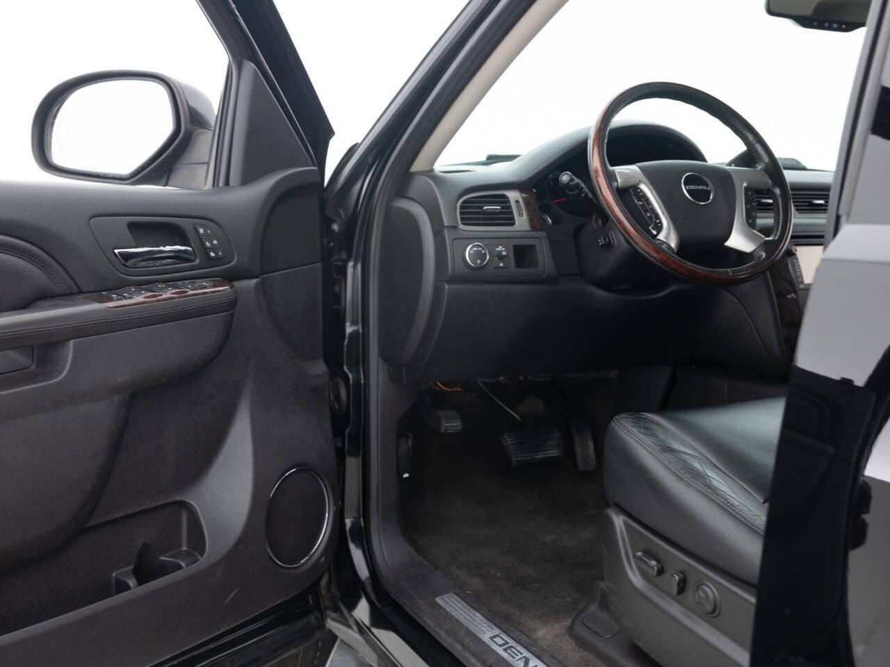 Used 2011 GMC Yukon XL Denali image 24