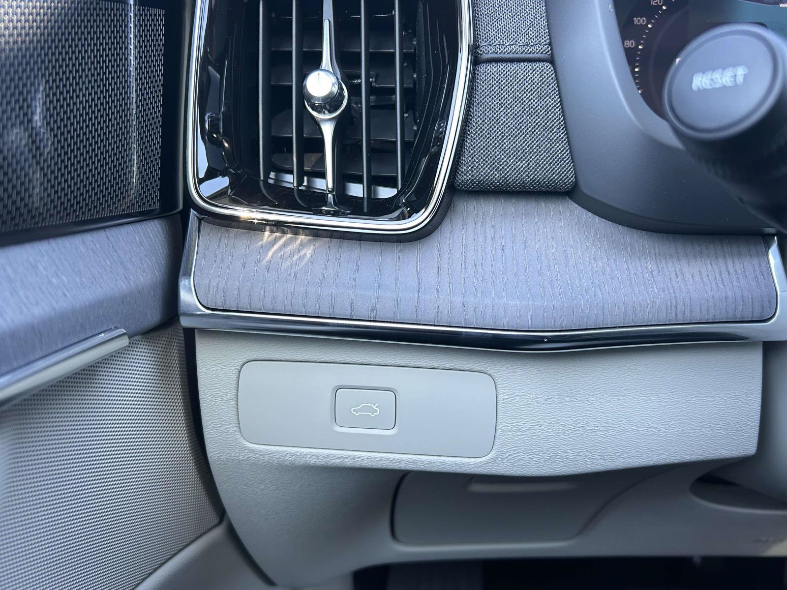 New 2026 Volvo XC90 B6 Ultra w/ Protection Package Premier AWD/4WD image 23