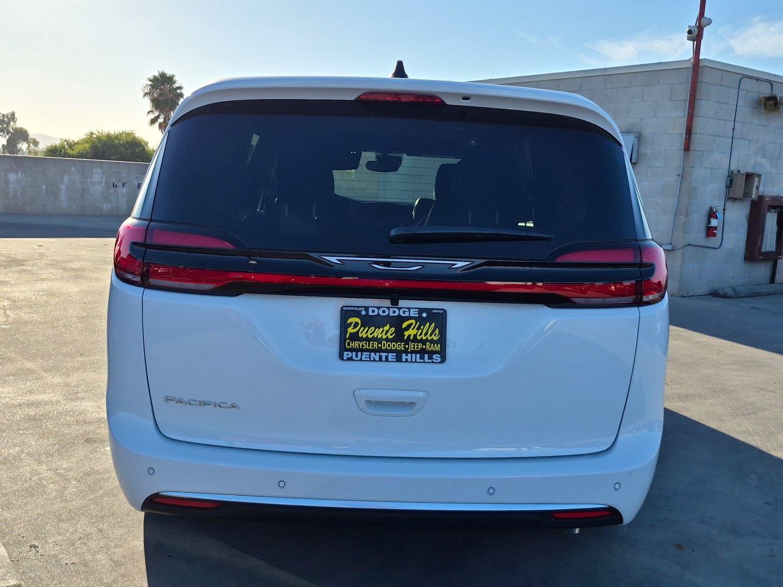 New 2027 Chrysler Pacifica Select w/ Family Tech Group FWD image 5