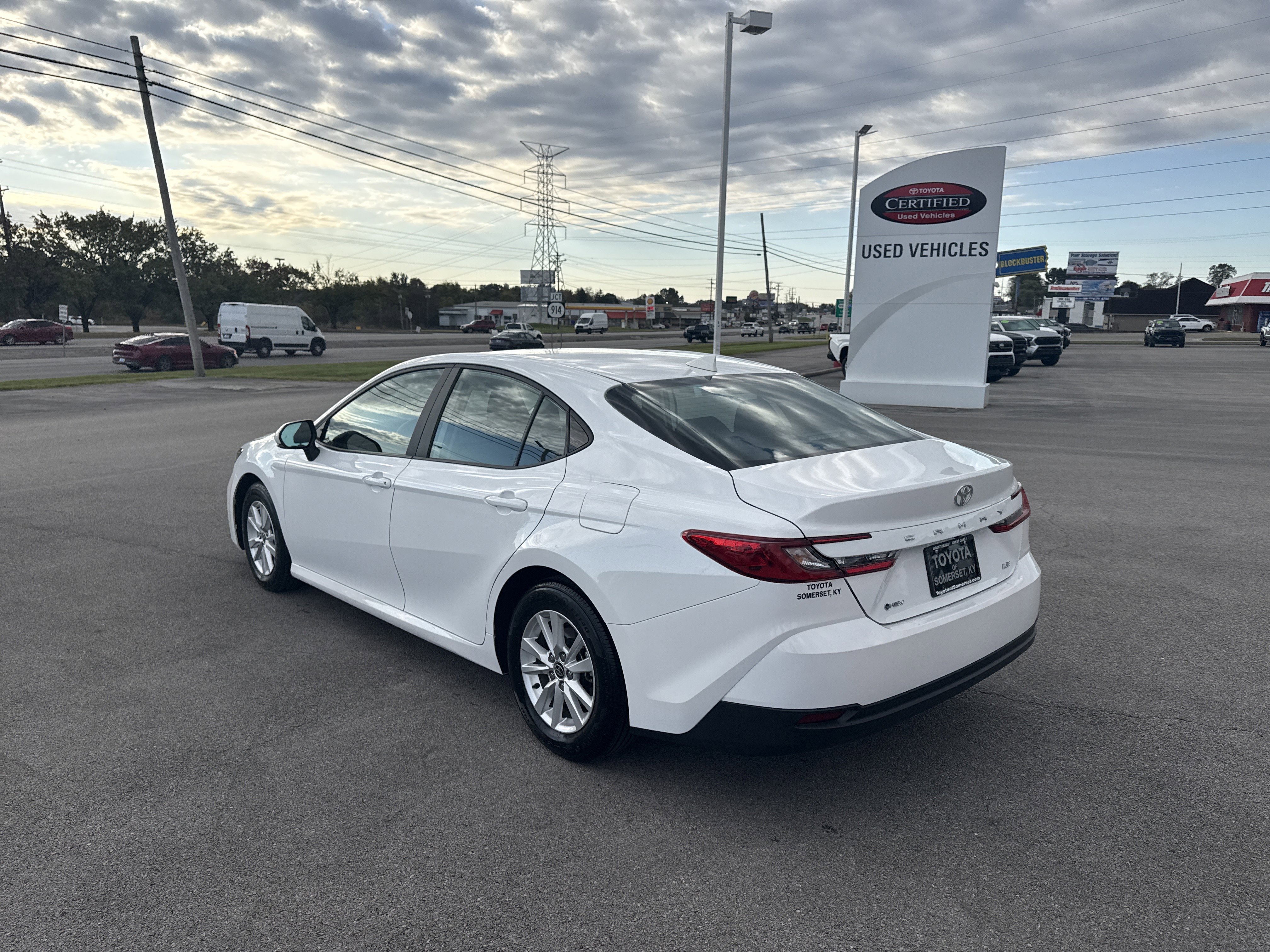 Used 2025 Toyota Camry LE image 5