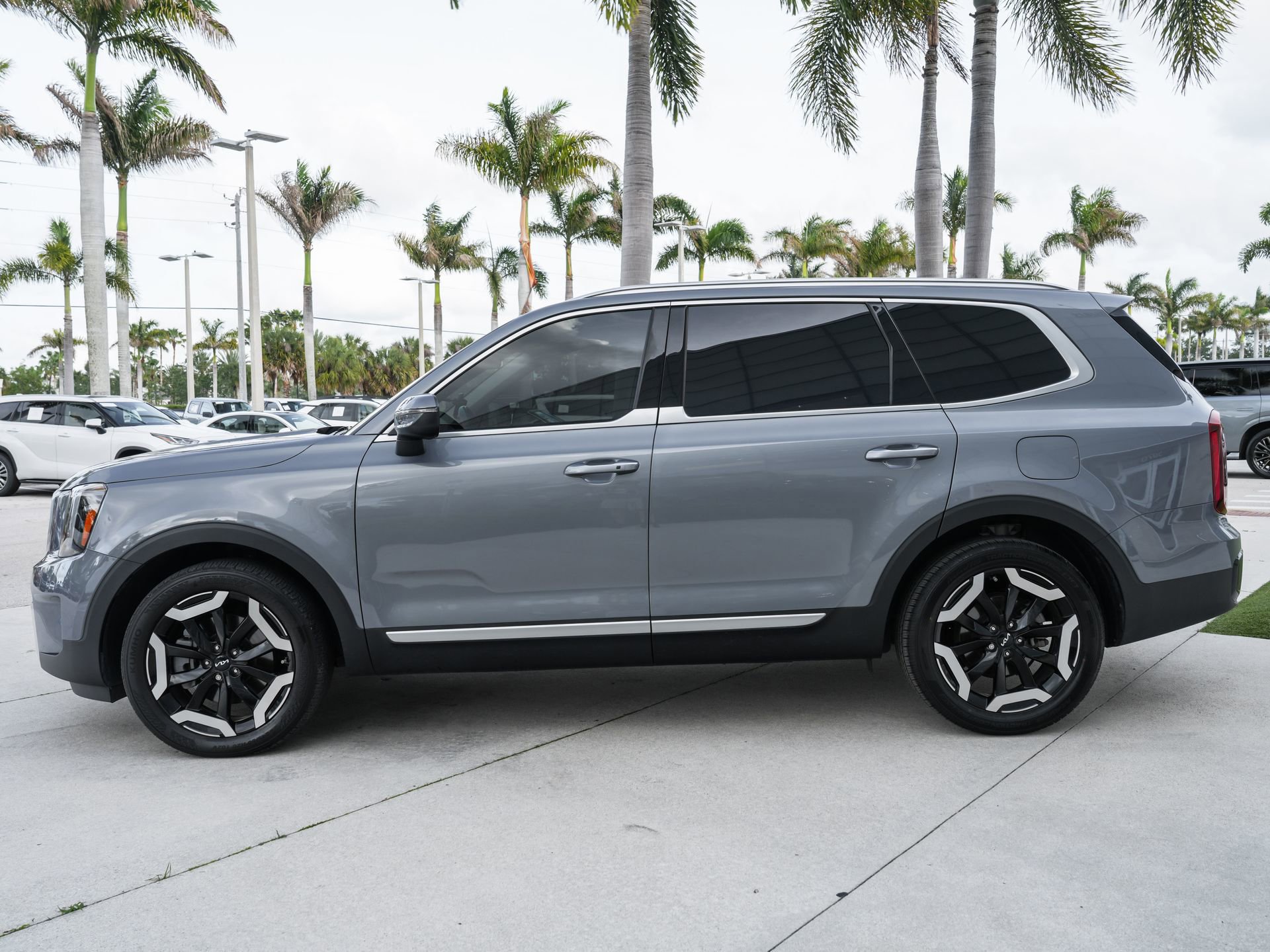 Used 2023 Kia Telluride S w/ S Sunroof Package FWD image 6