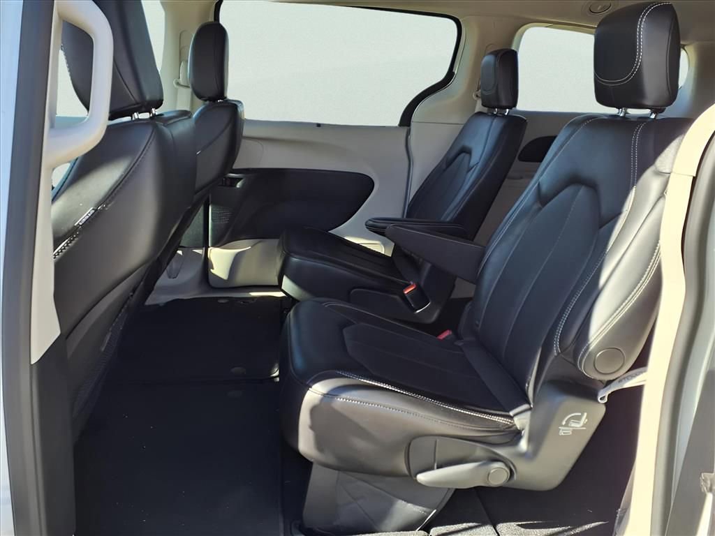 Used 2024 Chrysler Pacifica Touring-L image 12