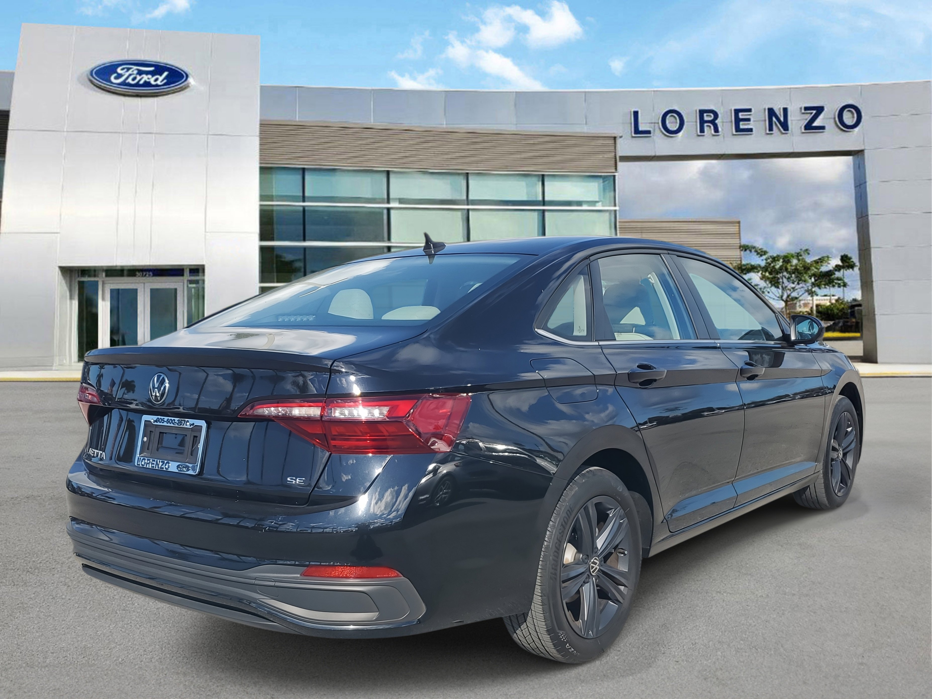 Used 2023 Volkswagen Jetta SE w/ Panoramic Sunroof Package image 4