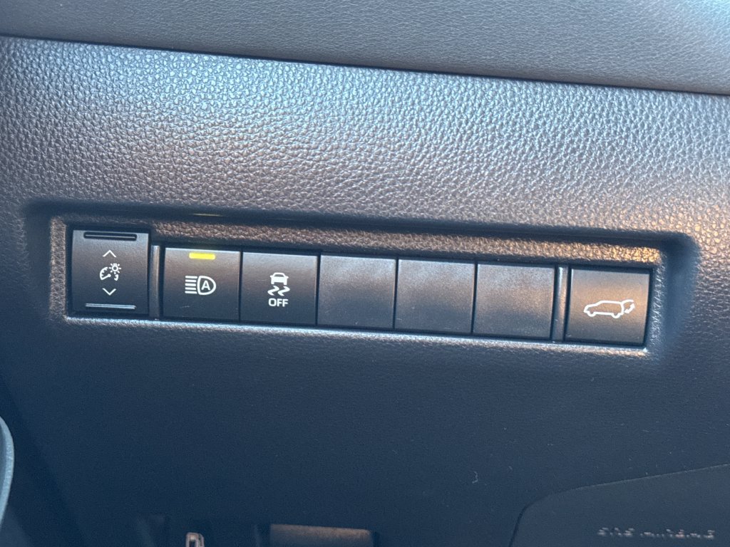 Used 2023 Toyota Venza XLE AWD/4WD image 33