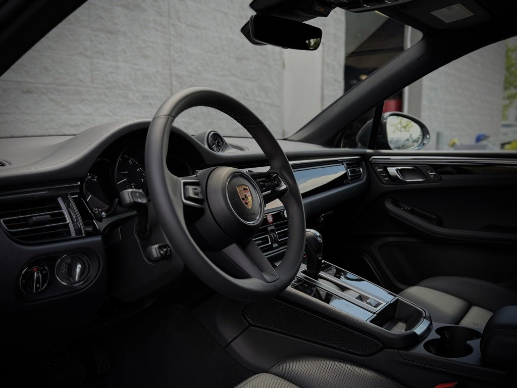 New 2025 Porsche Macan image 4