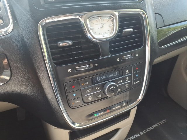 Used 2013 Chrysler Town & Country Touring-L w/ Driver Convenience Group FWD image 22