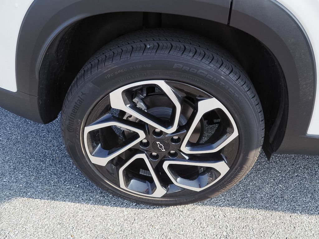 Used 2025 Chevrolet Trax RS w/ Sunroof Package FWD image 36