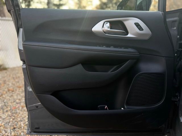 Used 2025 Chrysler Pacifica Limited image 12