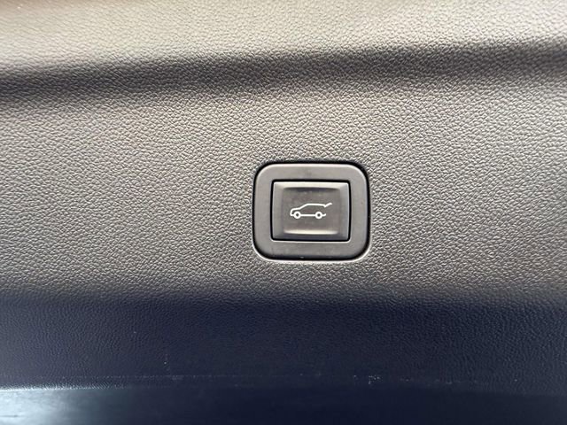 Used 2025 Chevrolet Suburban Premier AWD/4WD image 10