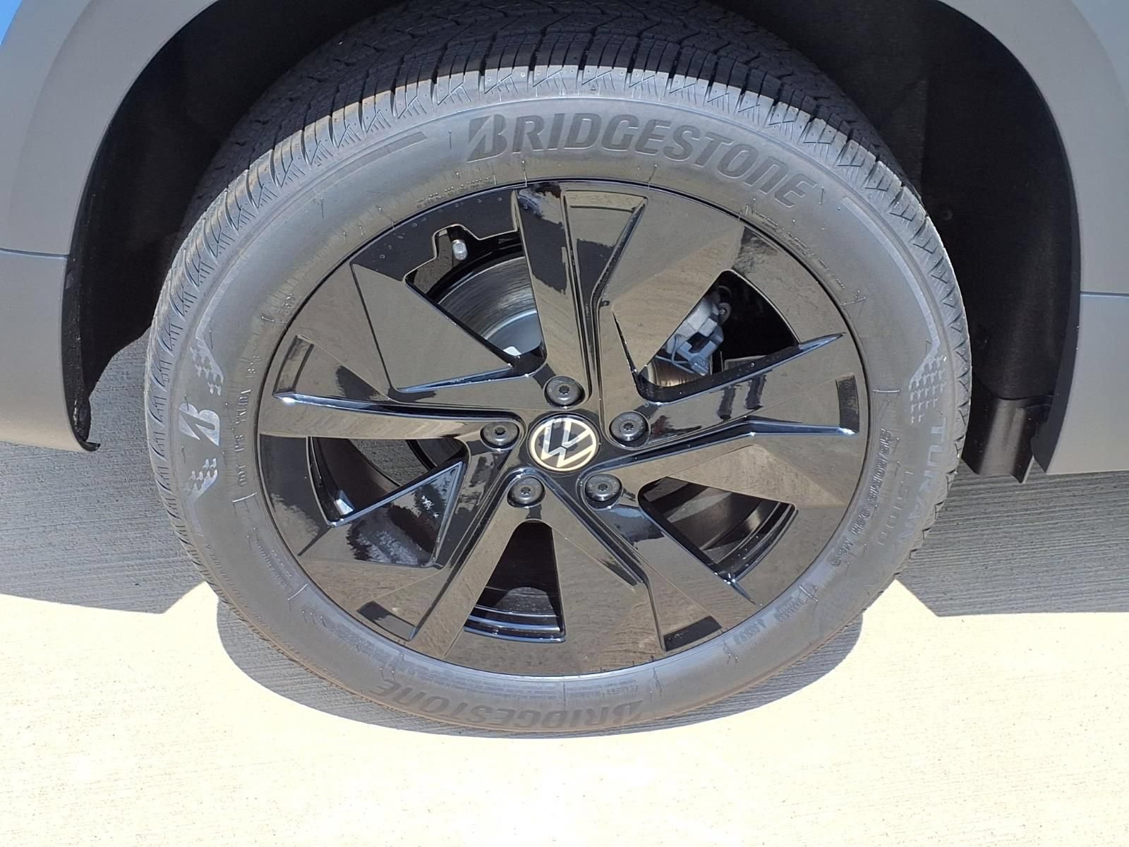 New 2026 Volkswagen Taos SE FWD image 4