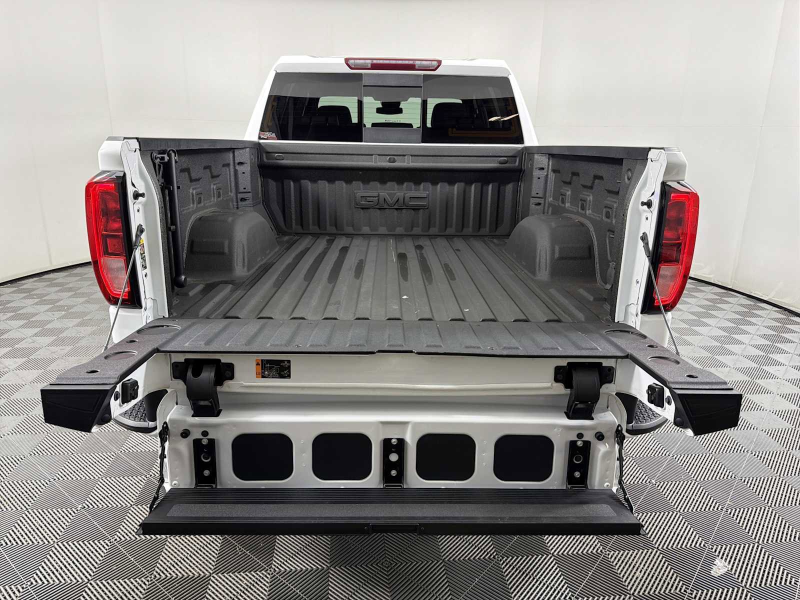 Used 2024 GMC Sierra 1500 Elevation w/ Elevation Premium Package AWD/4WD image 16