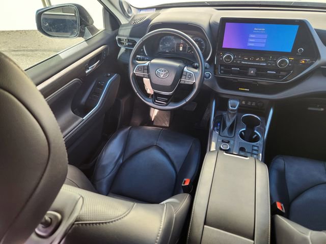 Used 2023 Toyota Highlander Limited image 12