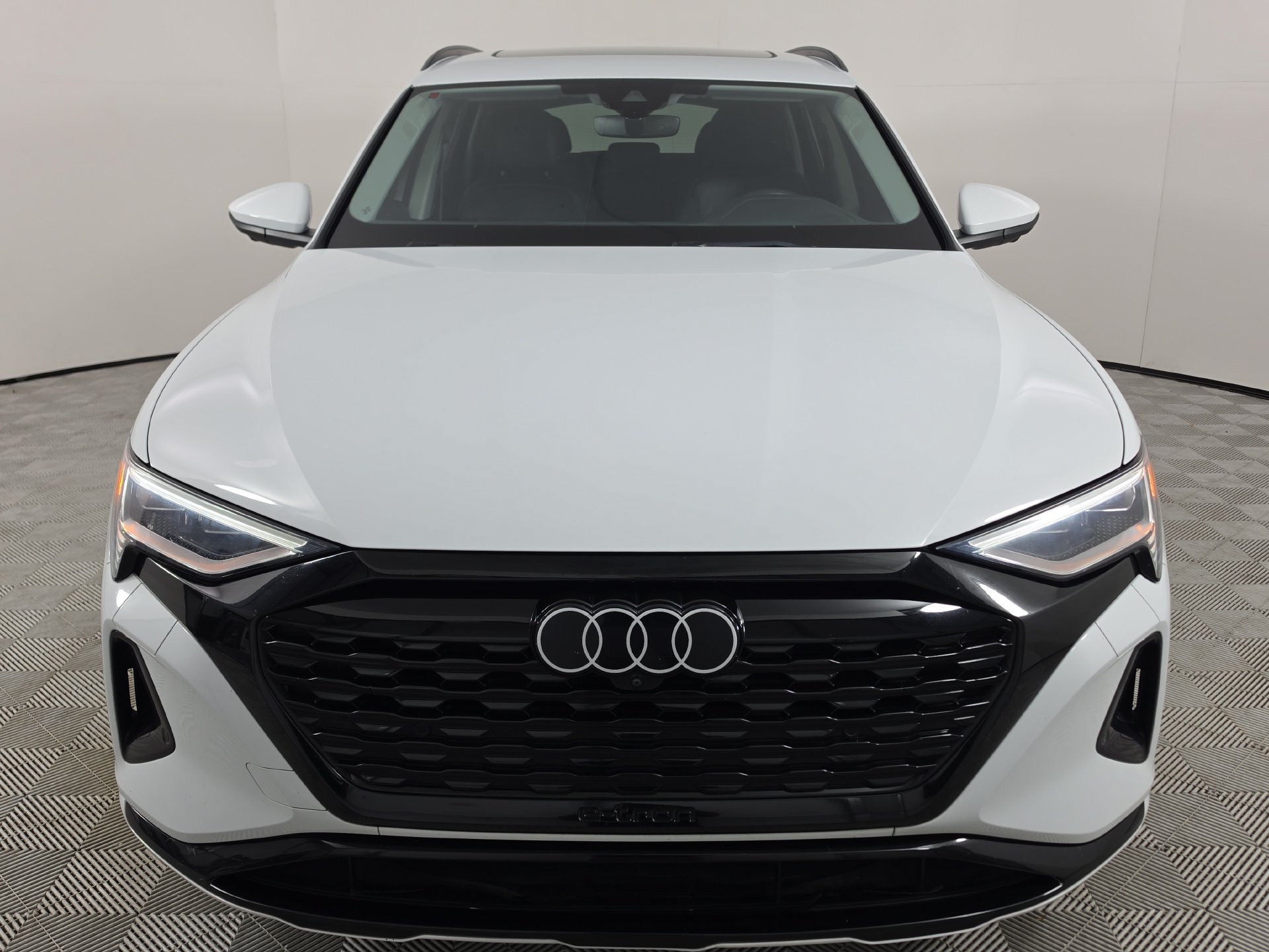 Used 2024 Audi Q8 e-tron Premium Plus AWD/4WD image 2