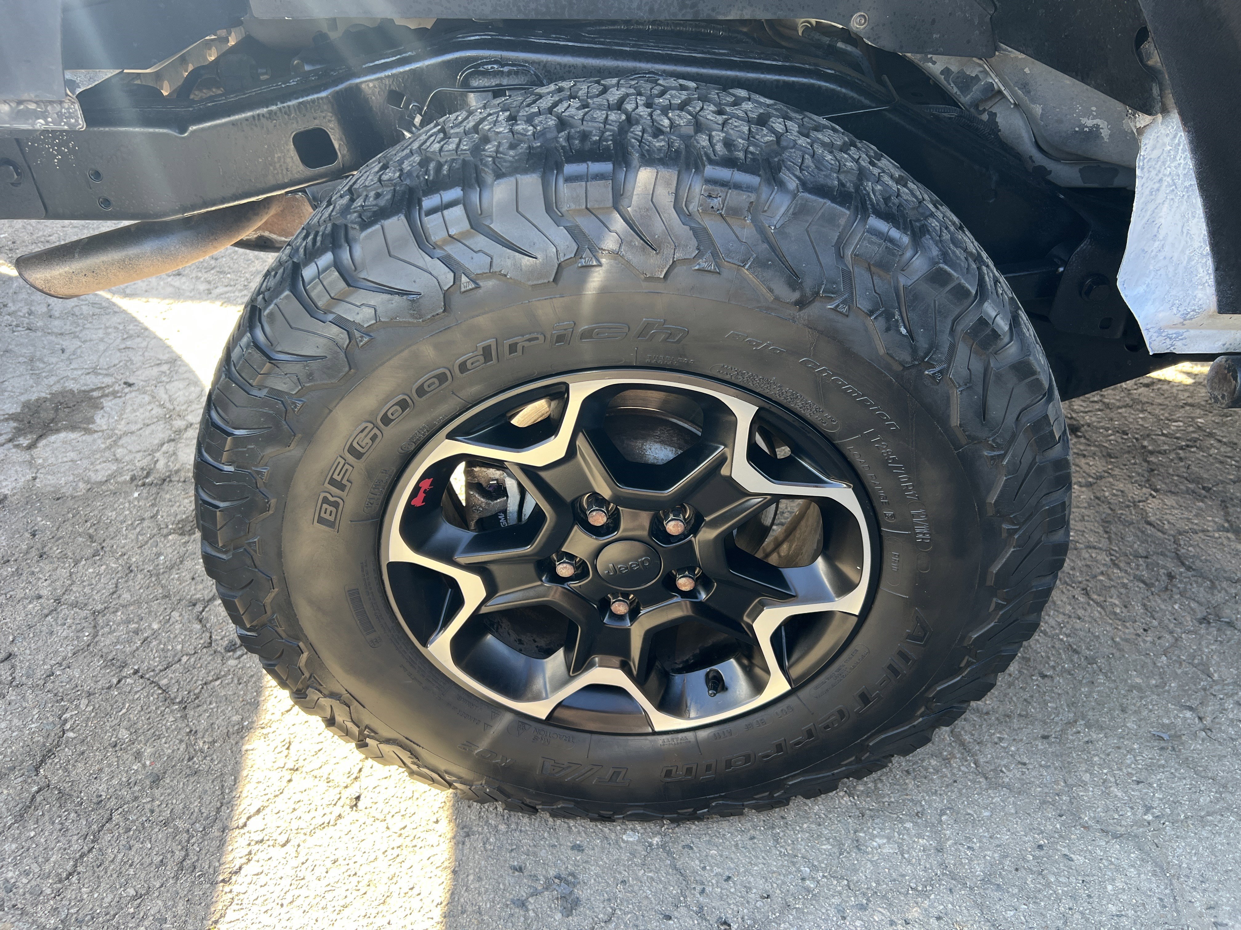 Used 2015 Jeep Wrangler Unlimited Rubicon w/ Connectivity Group AWD/4WD image 9