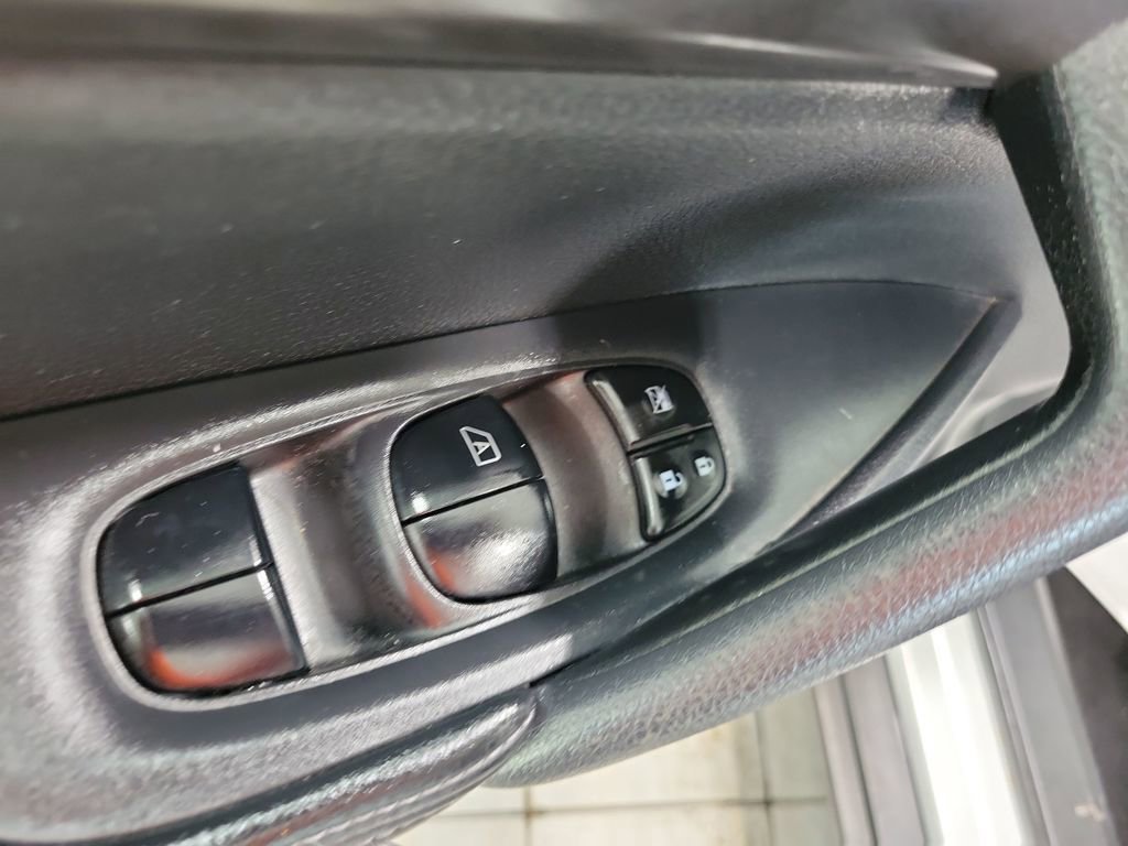 Used 2015 Nissan Rogue S image 37