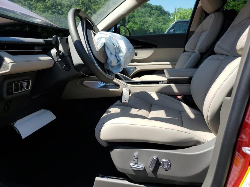 Used 2025 Lincoln Nautilus Reserve image 6