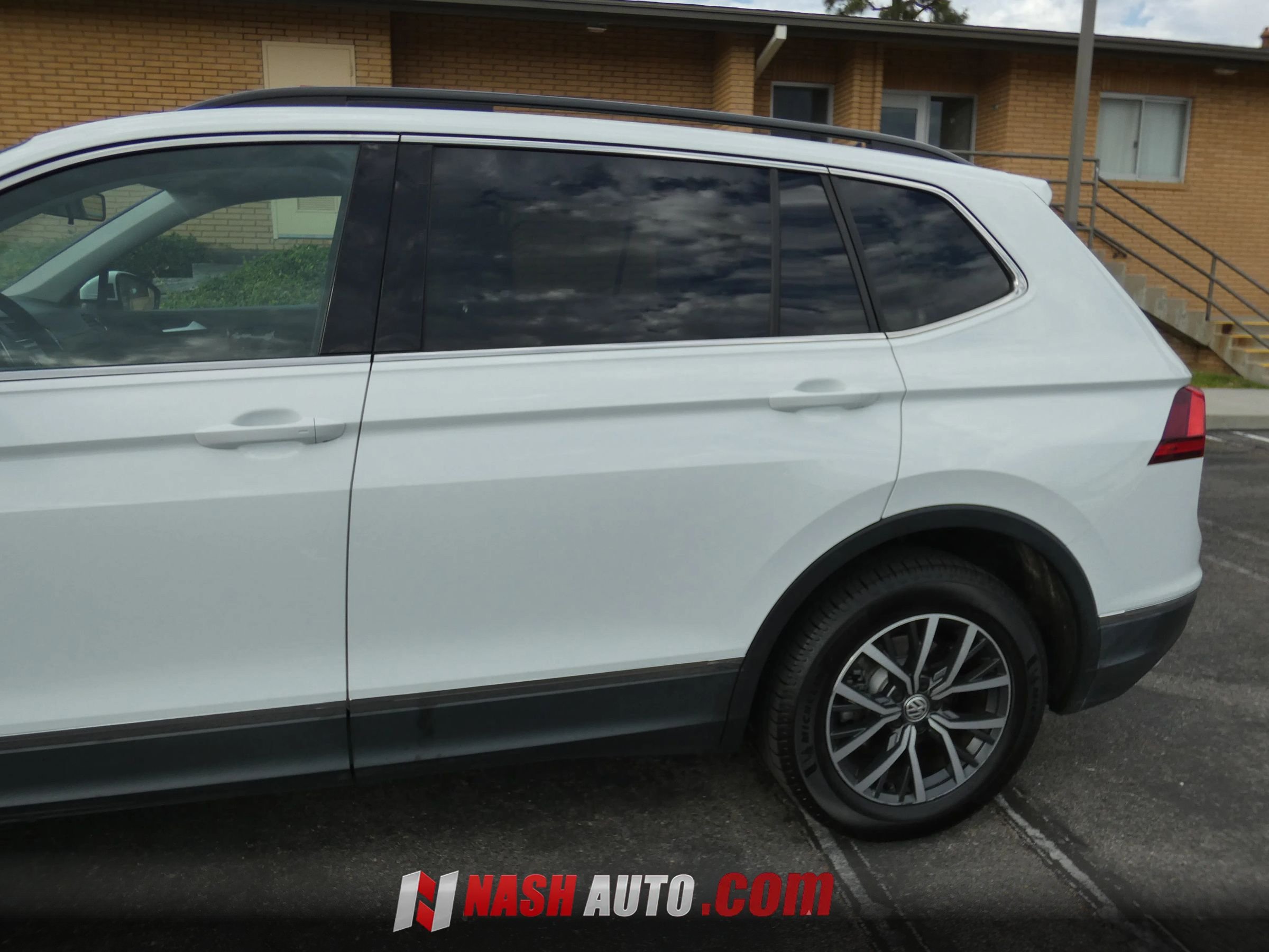 Used 2020 Volkswagen Tiguan SE w/ Panoramic Sunroof Package FWD image 12