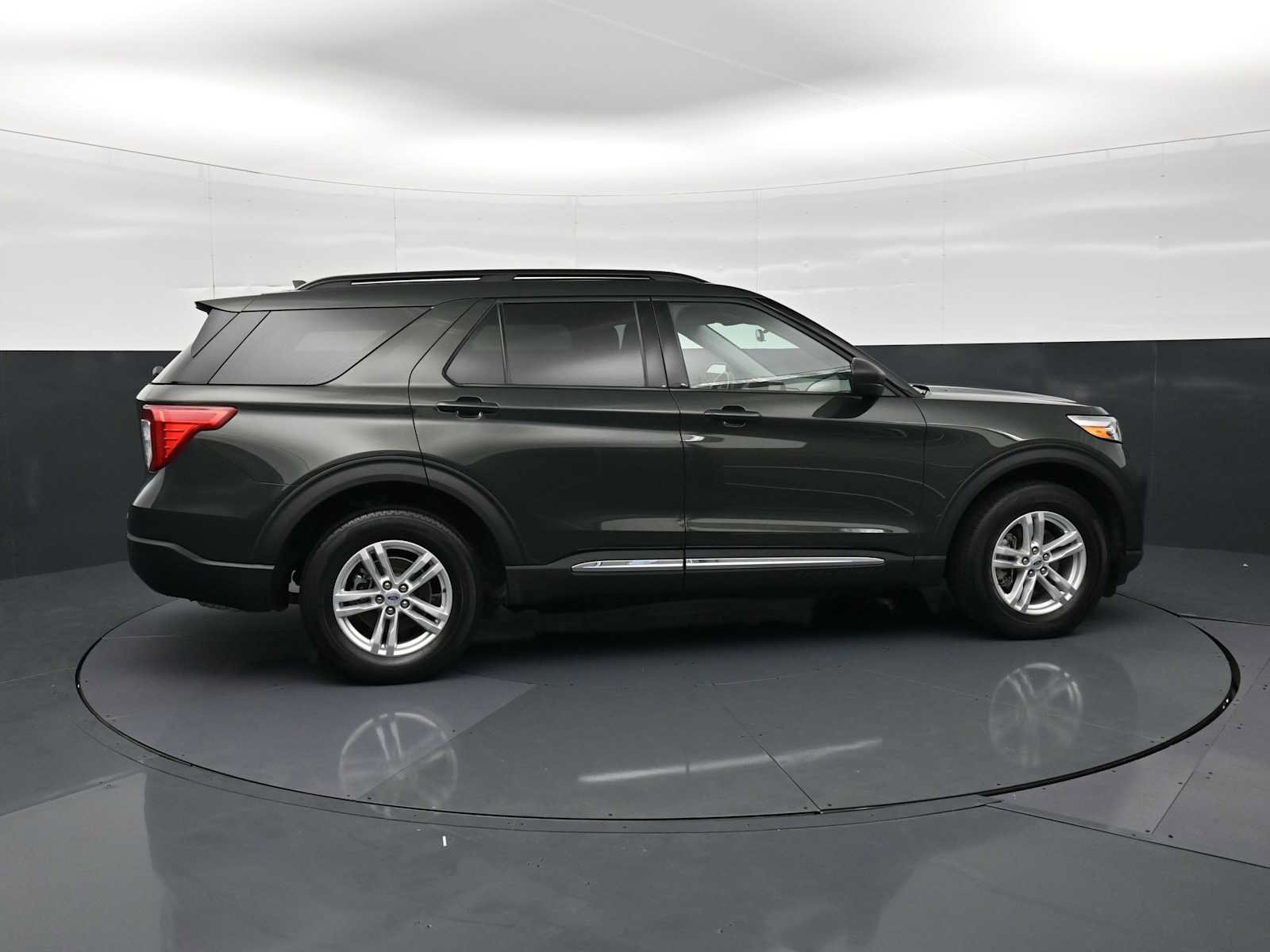 Used 2022 Ford Explorer XLT w/ Equipment Group 202A AWD/4WD image 4