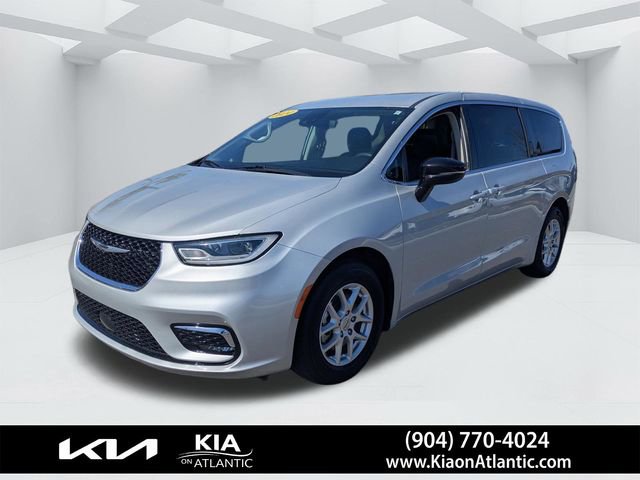 Used 2024 Chrysler Pacifica Touring-L image 7