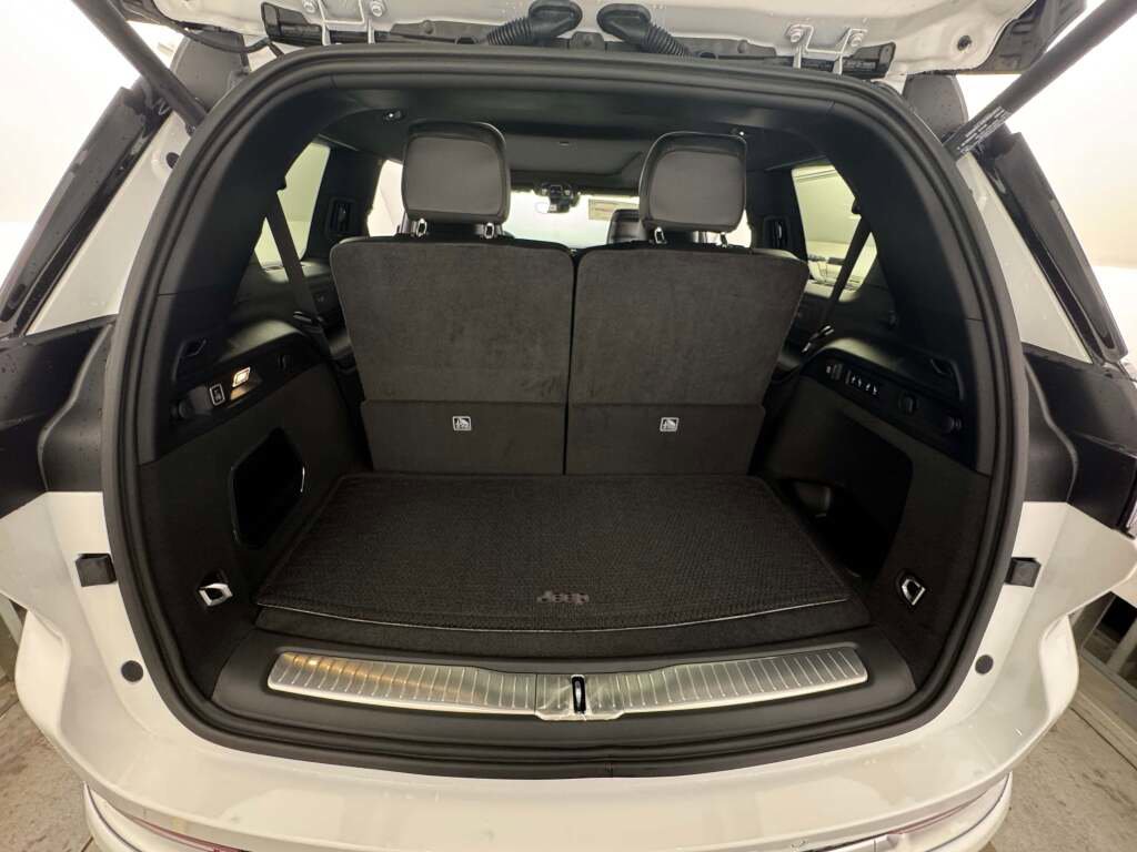 New 2025 Jeep Grand Cherokee L Summit w/ Luxury Tech Group V image 26